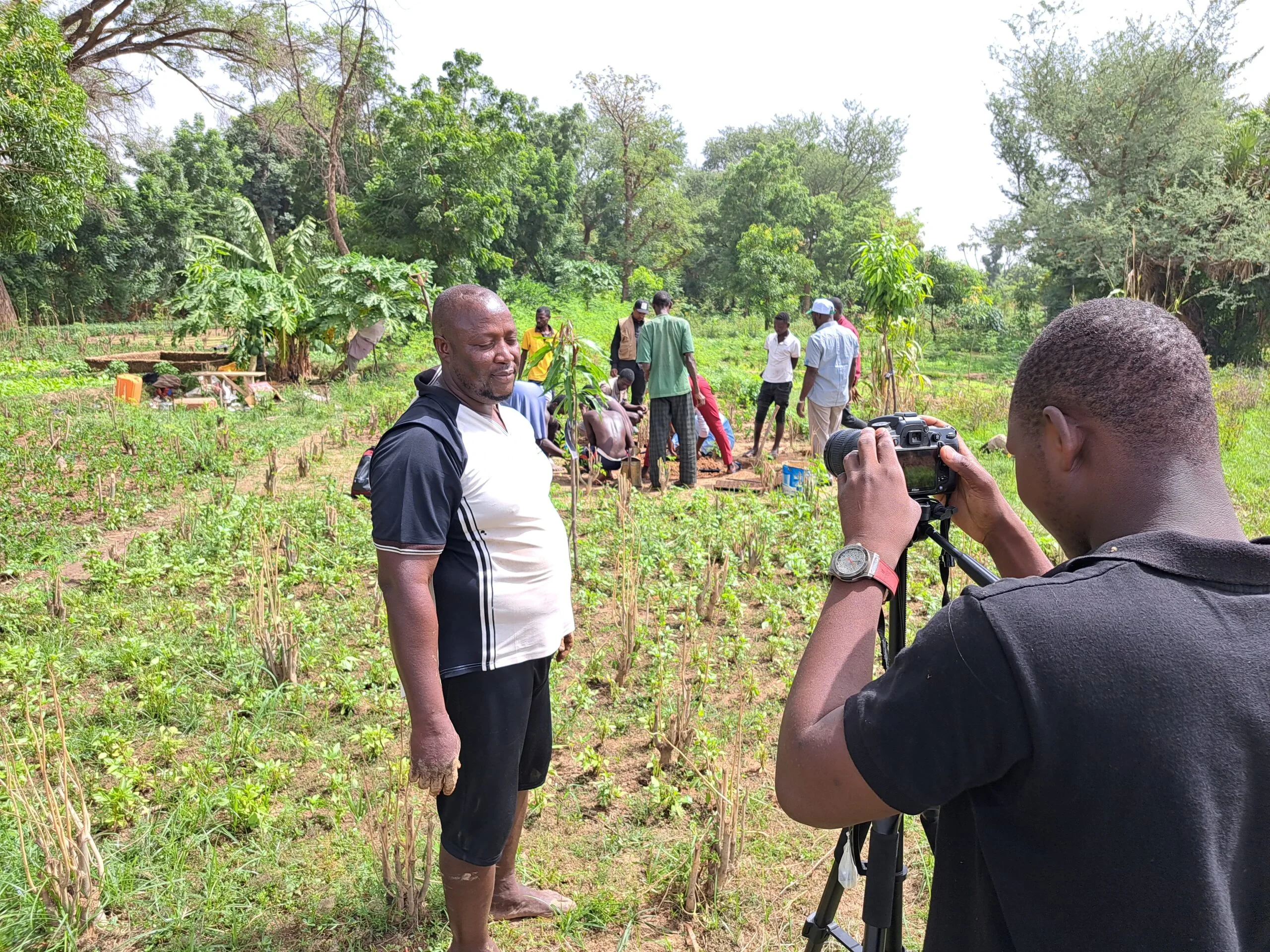 Un agriculteur référent présente sa terre et son système d'irrigation